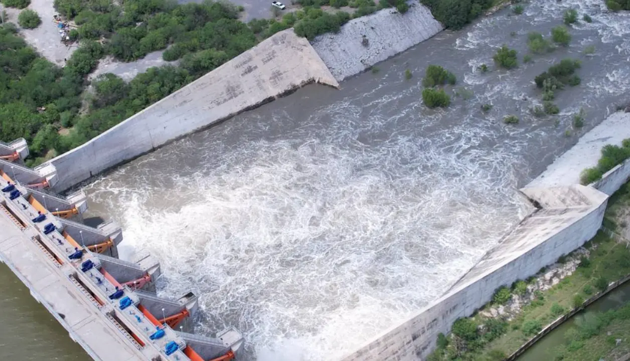 El delegado de Conagua en Nuevo León precisó que la Marte R. Gómez amaneció con 702.5 millones de metros cúbicos (Mm³), volumen que rebasaría el umbral para ordenar un traslado. Foto: CONAGUA