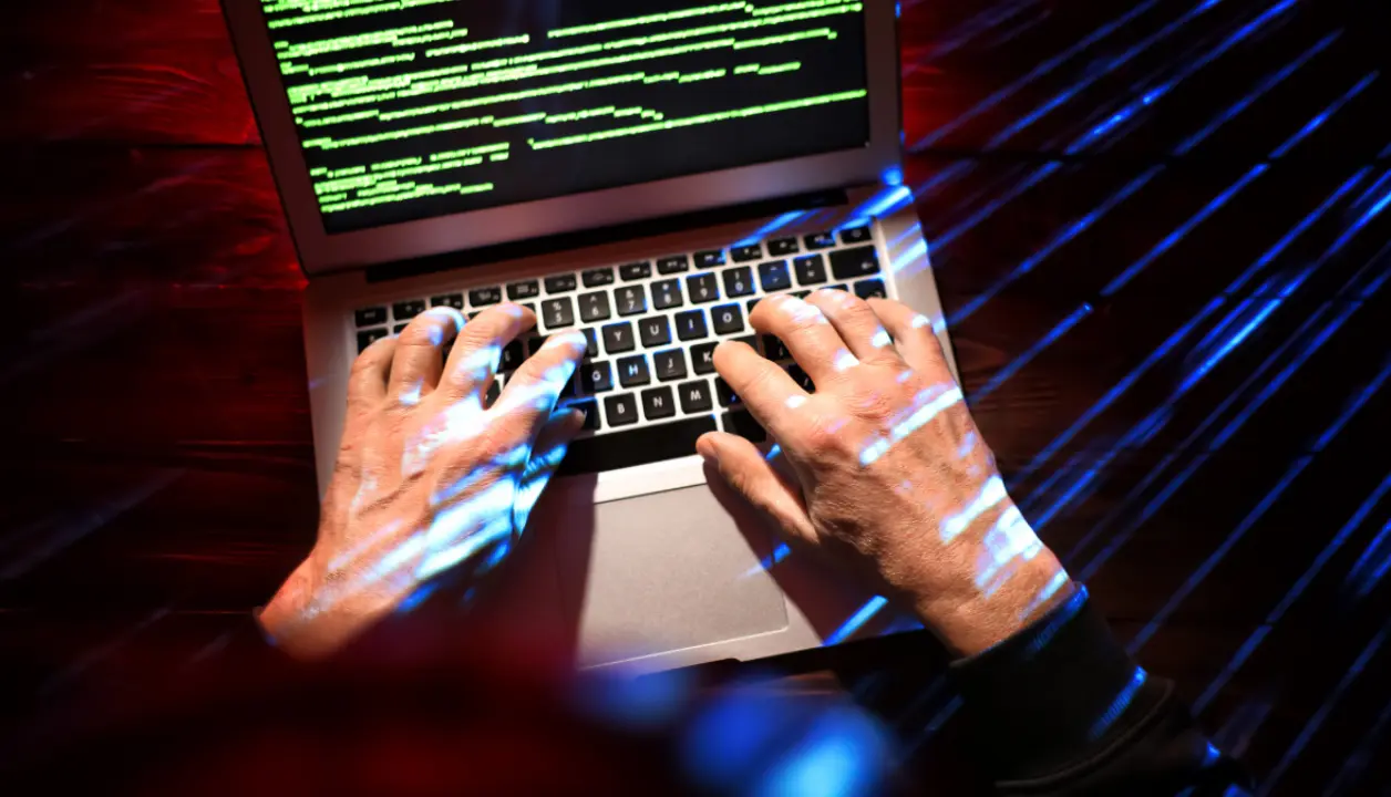 La autoridad pidió a la población consultar fuentes oficiales, desconfiar de vínculos y anuncios sospechosos y verificar la identidad de los remitentes. Foto: Freepik