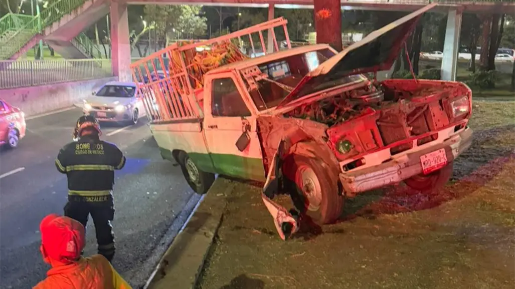 Camioneta con mazorcas queda al borde del viaducto: adulto mayor resulta ileso