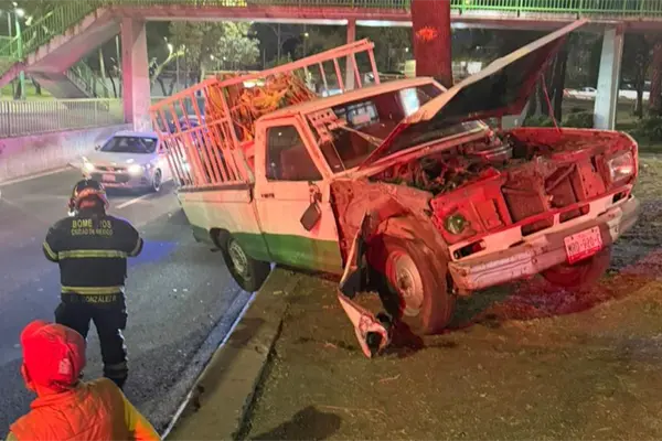 Camioneta con mazorcas queda al borde del viaducto: adulto mayor resulta ileso Camioneta con mazorcas queda al borde del viaducto: adulto mayor resulta ileso