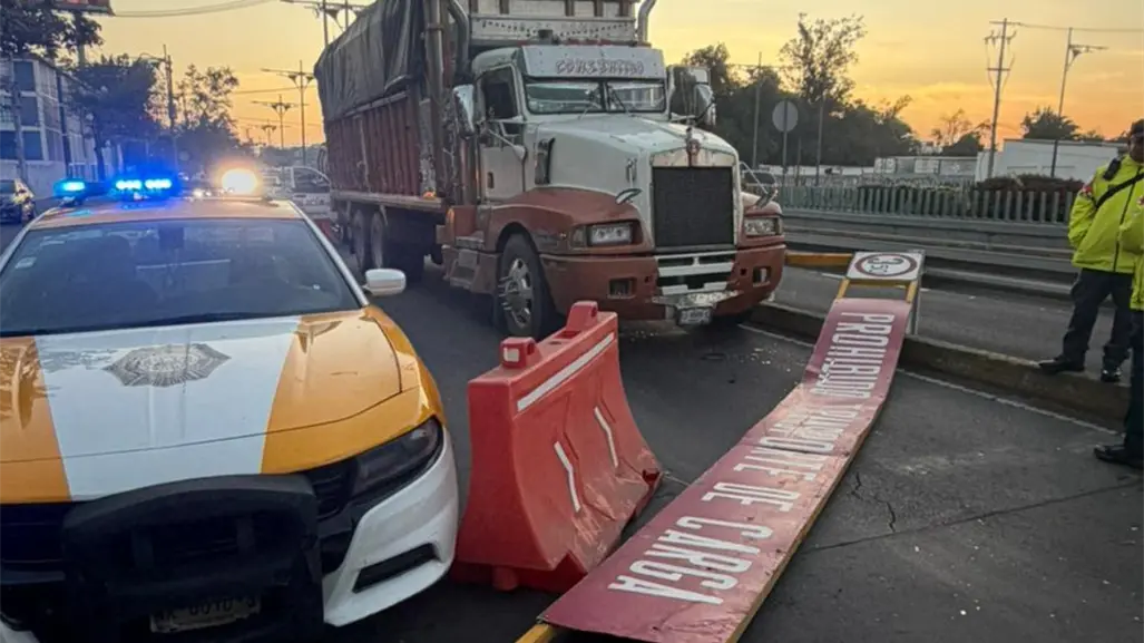 Torton derriba estructura metálica al intentar entrar a Viaducto