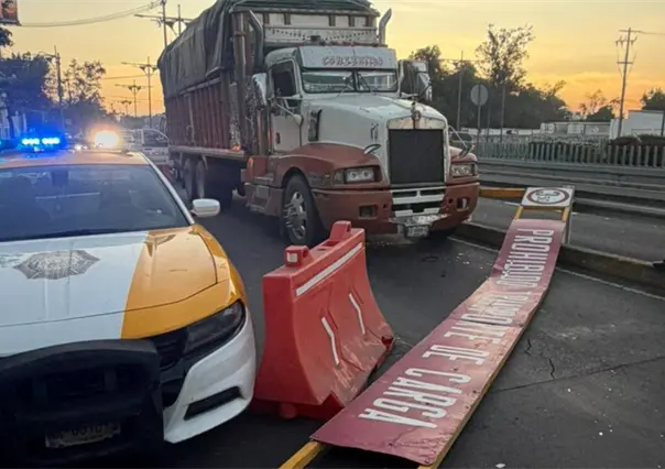 Torton derriba estructura metálica al intentar entrar a Viaducto