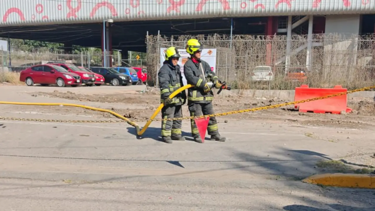Bomberos atendiendo fuga de gas en Tren suburbano en Edomex.    Foto: Especiales