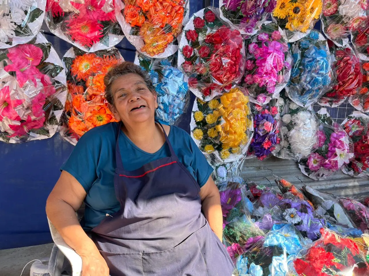 Doña Angelita lleva medio siglo vendiendo sus coronas de flores artificiales. |Foto: Jesús Carrillo.