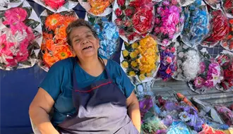 Angelita, la comerciante con más de 50 años vendiendo en la romería del panteón de Oriente