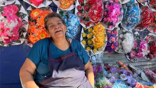 Angelita, la comerciante con más de 50 años vendiendo en la romería del panteón de Oriente Angelita, la comerciante con más de 50 años vendiendo en la romería del panteón de Oriente