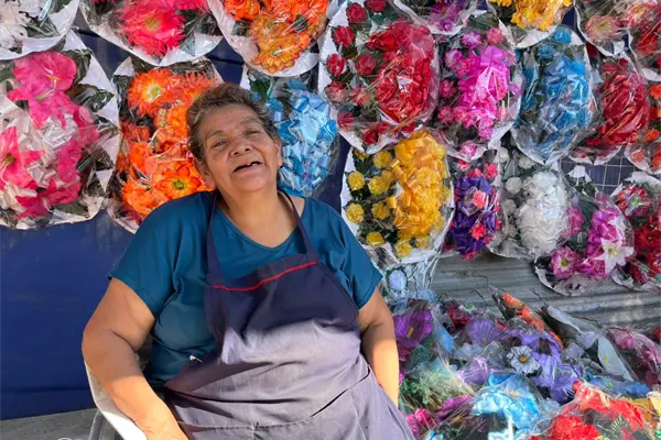 Angelita, la comerciante con más de 50 años vendiendo en la romería del panteón de Oriente Angelita, la comerciante con más de 50 años vendiendo en la romería del panteón de Oriente