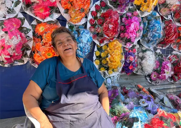 Angelita, la comerciante con más de 50 años vendiendo en la romería del panteón de Oriente