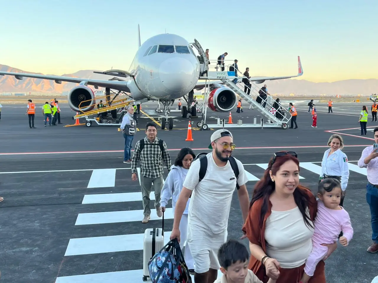 El vuelo 140 de Viva Aerobus, un Airbus A320, llegó a las 17:45 horas. (Fotografías: Leslie Delgado)