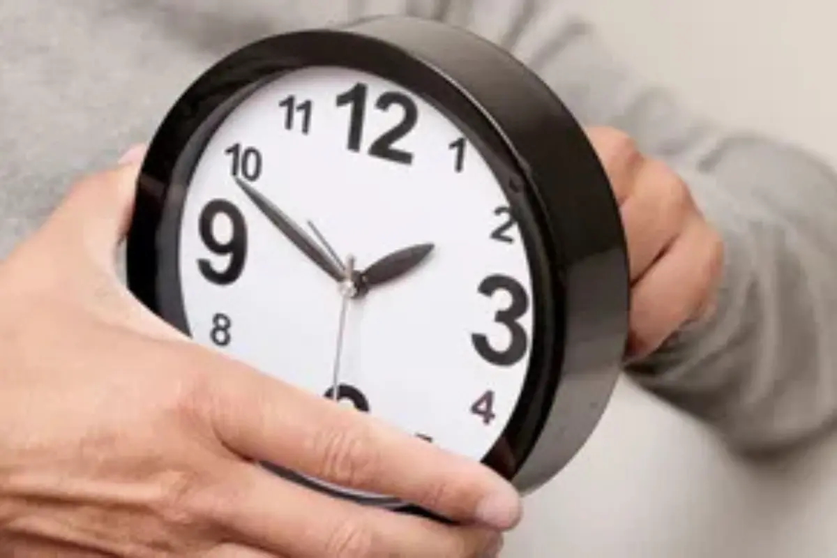 Este fin de semana, las familias que viven en la zona fronteriza deberán atrasar una hora el reloj, una medida que busca mantener alineación comercial, social y operativa con ciudades estadounidenses. Foto: Freepik