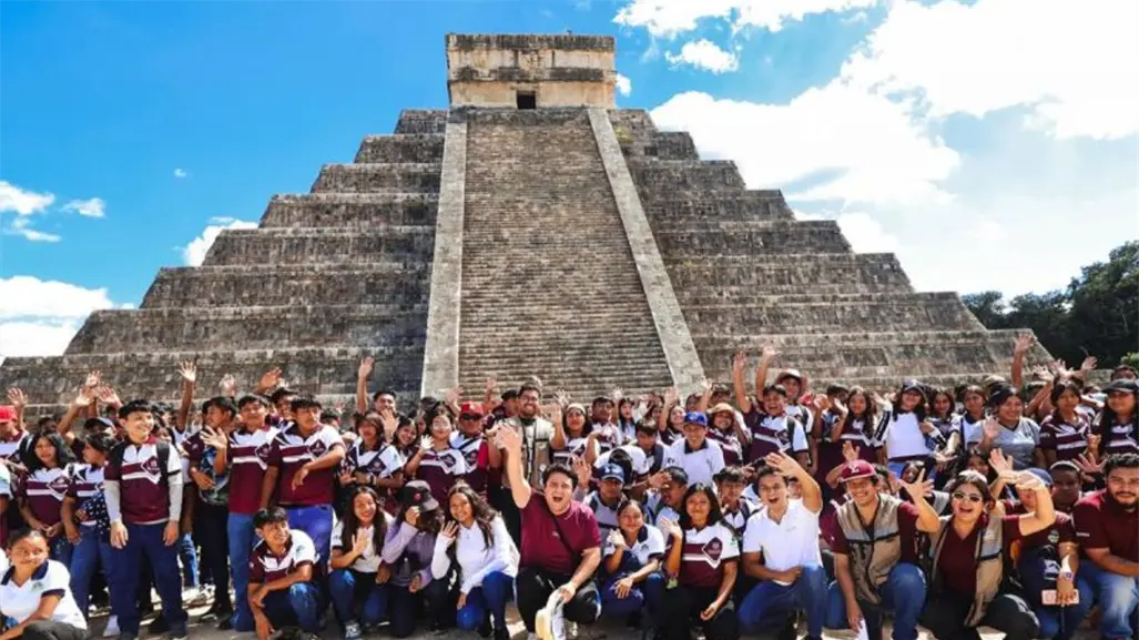 Más de 300 jóvenes yucatecos viven una experiencia educativa en Chichén Itzá