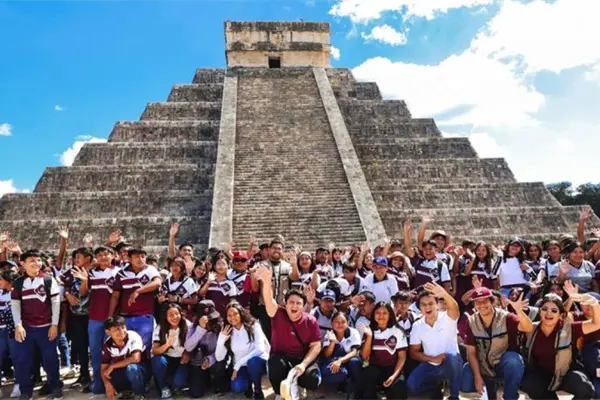 Más de 300 jóvenes yucatecos viven una experiencia educativa en Chichén Itzá