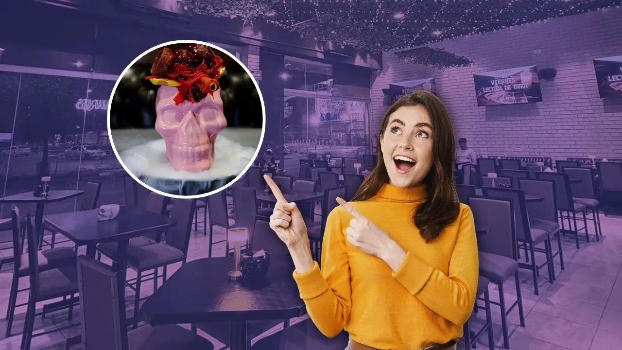 Mujer apuntando hacia arriba y en círculo una bebida temática del restaurante Foto: Canva