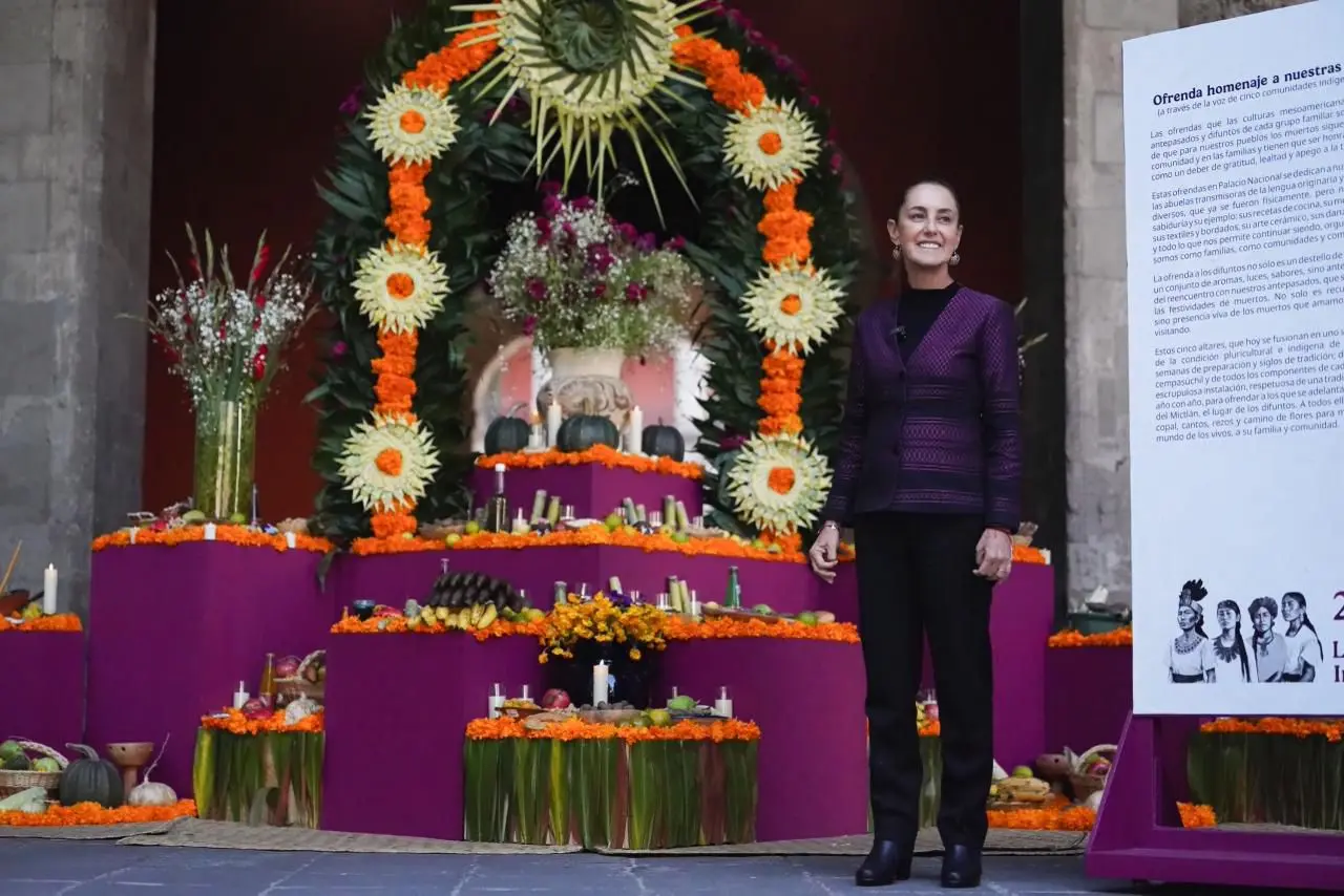 La presidenta de México, Claudia Sheinbaum junto al altar de muertos en Palacio Nacional. Foto: Presidencia