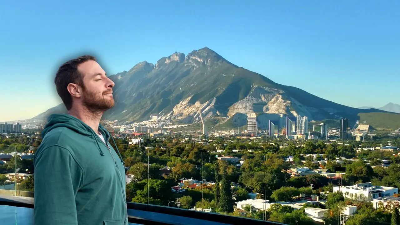 Hombre disfrutando de la calidad del aire en Monterrey Foto: Canva