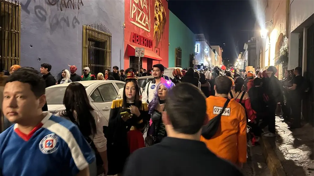 Halloween 2025 en Barrio Antiguo: regios abarrotan calles con sus mejores disfraces