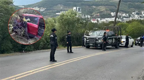 Cadetes y oficiales de la Guardia Auxiliar de Monterrey rescatan a tres personas tras caer vehículo a un barranco