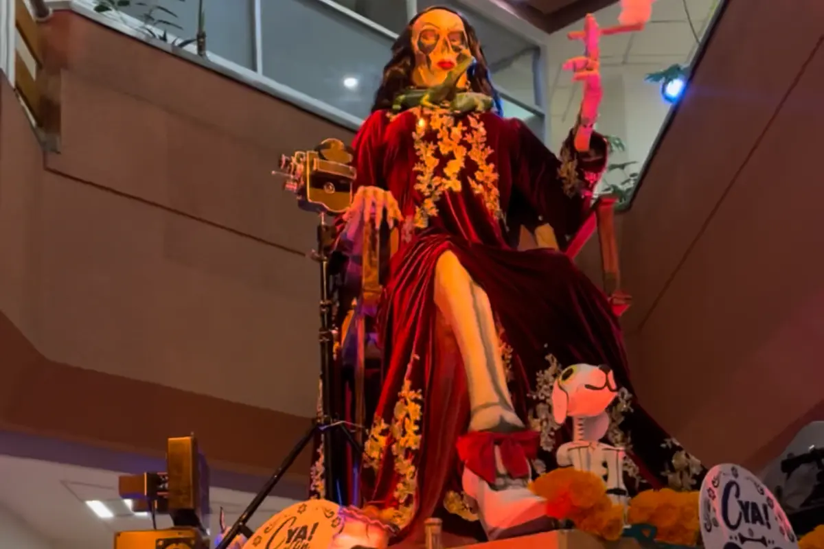 Entre flores de cempasúchil, veladoras, fruta, calaveritas de azúcar, y pan de muerto también aparecen las fotos de un par de productores que ya se adelantaron. (Luis Ortega / POSTA ENTRETENIMIENTO)