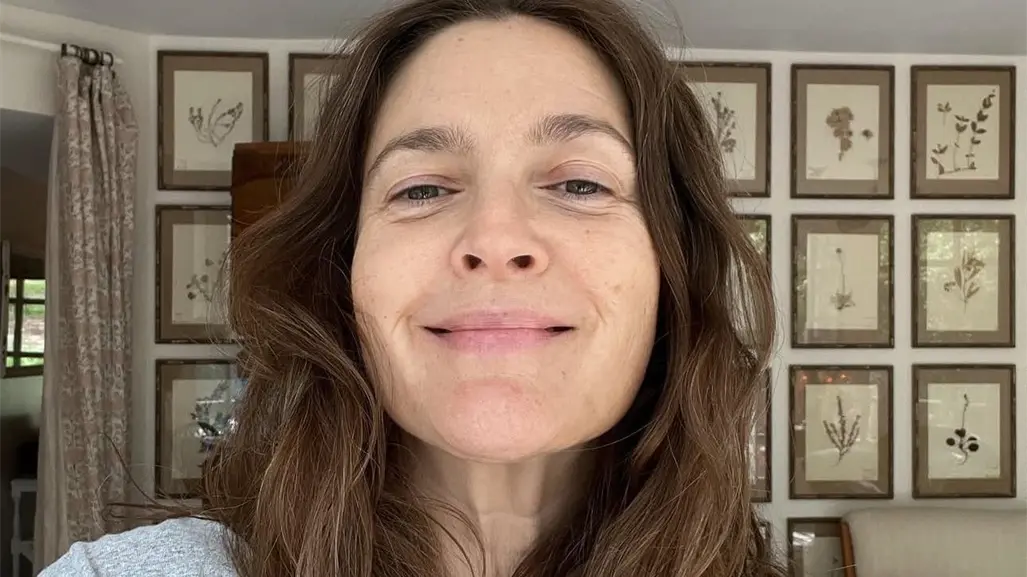 Drew Barrymore sorprende en concierto de Sabrina Carpenter con épico disfraz