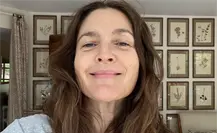 Drew Barrymore sorprende en concierto de Sabrina Carpenter con épico disfraz