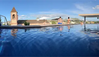 3 hoteles en La Paz con piscina en la azotea y vista a la bahía