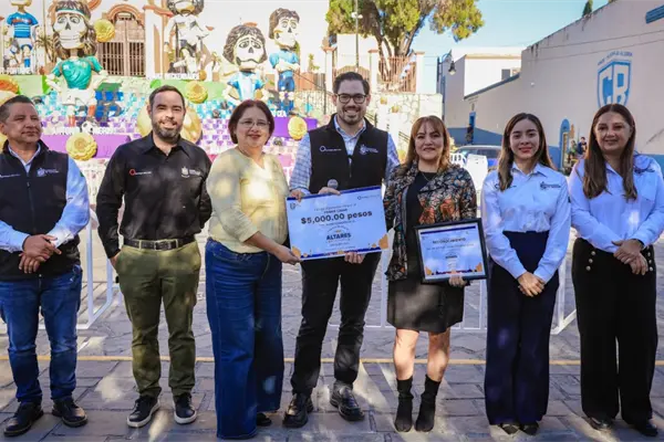 Reconoce el alcalde David de la Peña altares de muertos elaborados por estudiantes de Santiago Reconoce el alcalde David de la Peña altares de muertos elaborados por estudiantes de Santiago
