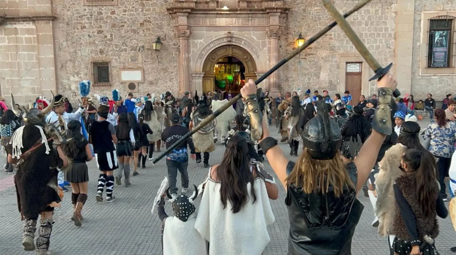 En la ciudad de Durango existen alrededor de 200 grupos de danzas. | Foto: Facebook Danza Vikinga