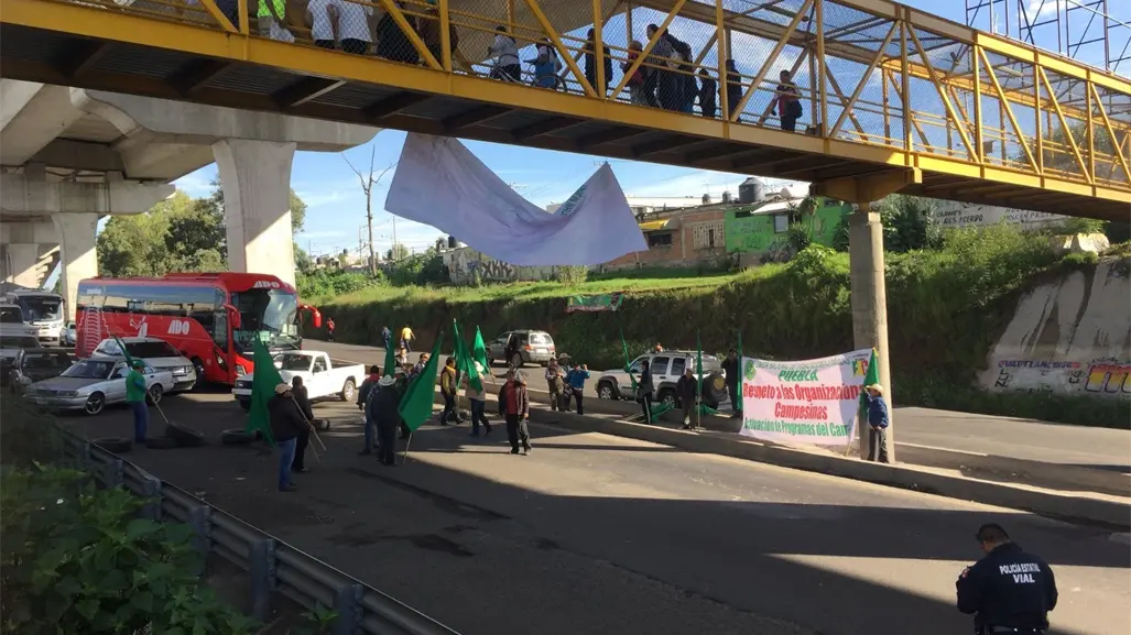 Bloqueo de campesinos pegan a la armadora Audi en Puebla