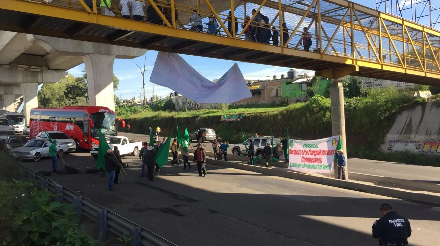 Bloqueo de campesinos pegan a la armadora Audi en Puebla. Foto: Carlos Rocha