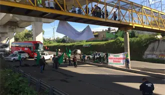Bloqueo de campesinos pegan a la armadora Audi en Puebla