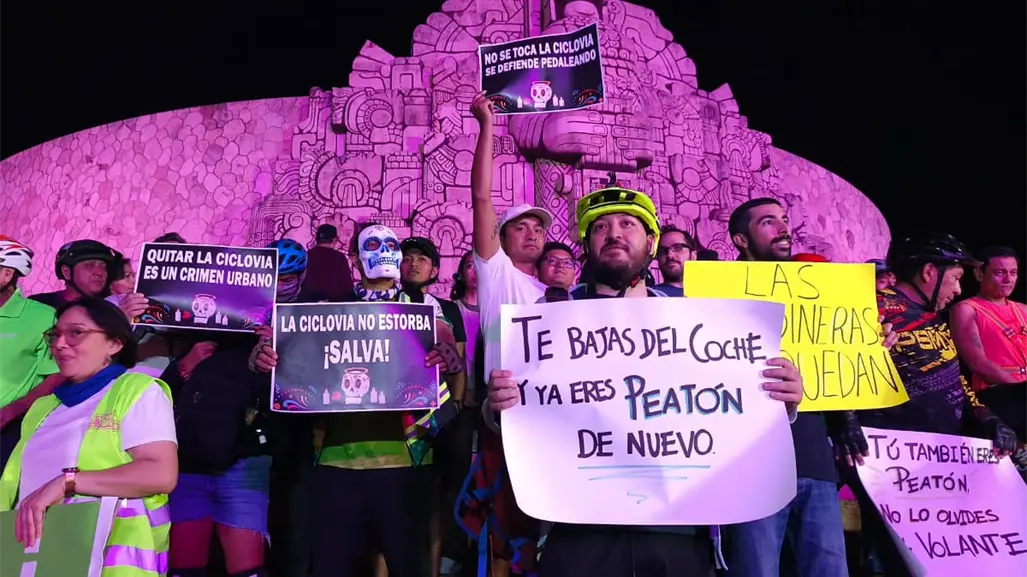 Ciclistas y peatones protestan exigiendo que "las jardineras se queden" en Paseo de Montejo