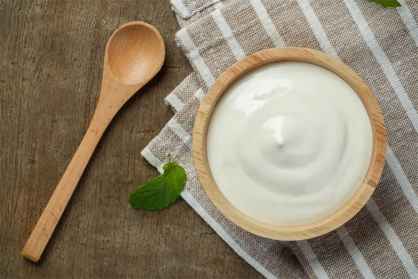 La Profeco ha señalado un yogur natural accesible con cero azúcares que enriquece la dieta con nutrientes esenciales. Foto: Canva