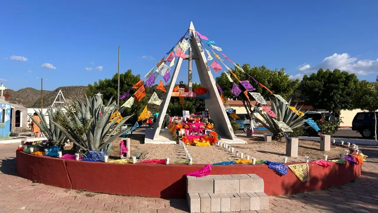 Entrada al panteón Jardines del Recuerdo en La Paz / POSTA Baja California Sur.