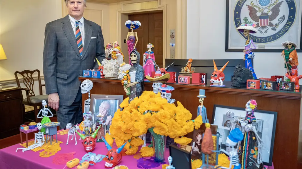 Embajador de Estados Unidos lamenta asesinato de Carlos Manzo y ofrece colaboración en seguridad