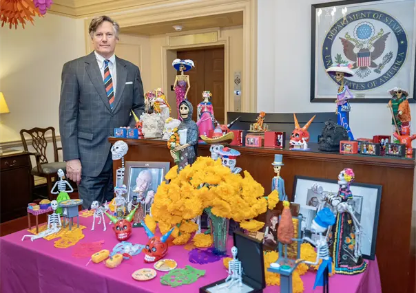 Embajador de Estados Unidos lamenta asesinato de Carlos Manzo y ofrece colaboración en seguridad