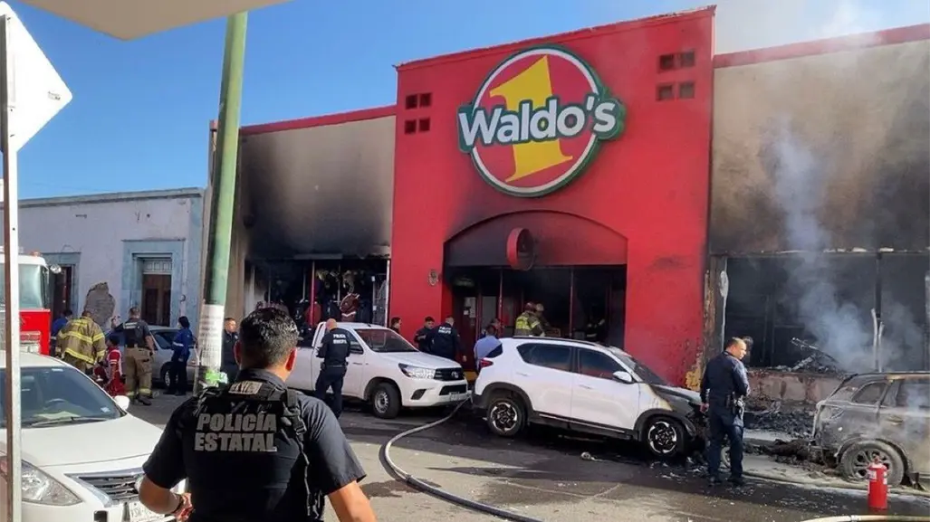 Explosión de vehículo frente a tienda Waldos deja más de 20 muertos en Sonora