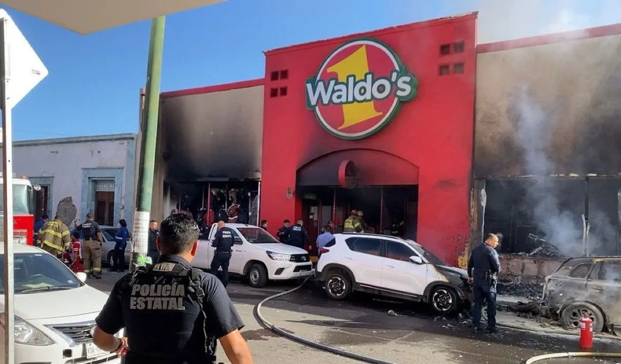 Explosión de vehículo frente a tienda Waldos deja más de 20 muertos en Sonora. Foto: X (@CPJannyBarrera)