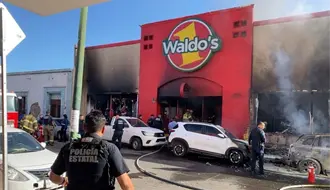 Explosión de vehículo frente a tienda Waldos deja más de 20 muertos en Sonora