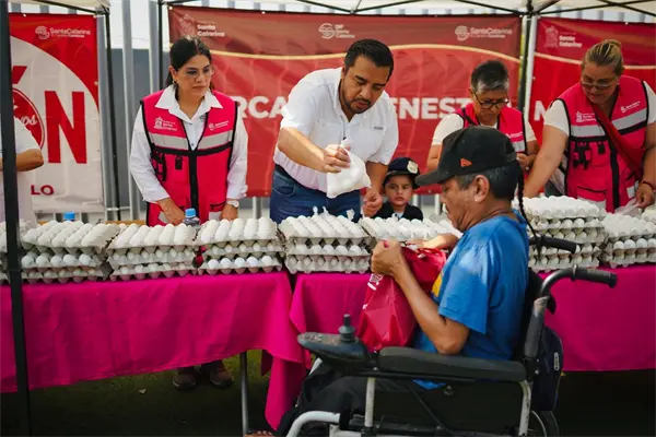 Jesús Nava apoya a adultos mayores con jornada especial del Mercado del Bienestar en Santa Catarina