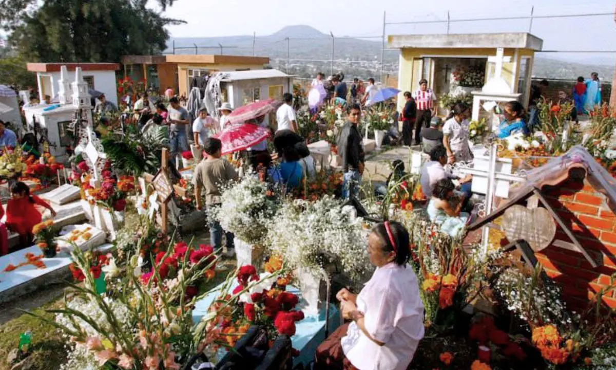 Personas visitando el panteón el 2 de noviembre.   Foto: Gobierno de CDMX