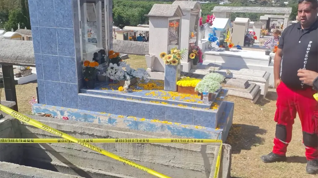 Mujer resulta lesionada tras caer en panteón de Santiago