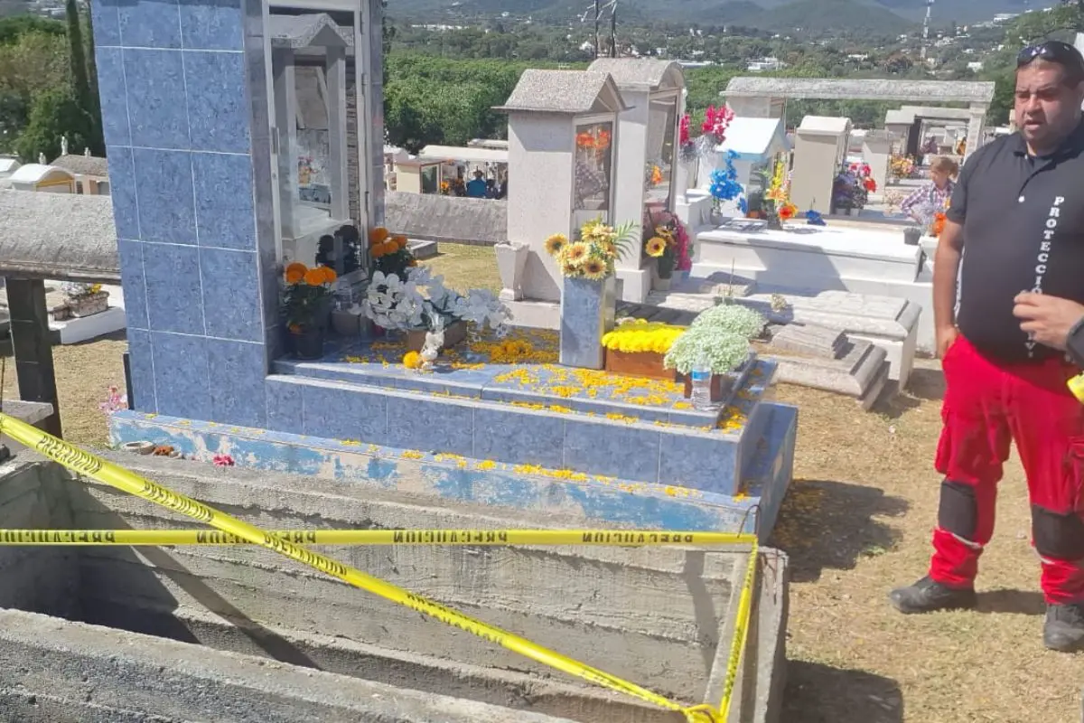 Una mujer resultó lesionada tras sufrir una caída dentro de un panteón. Foto: PCNL