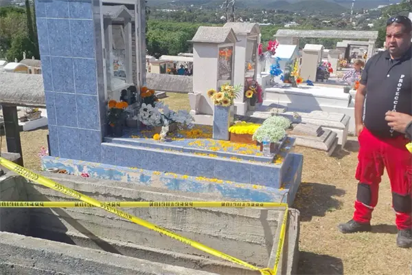 Mujer resulta lesionada tras caer en panteón de Santiago Mujer resulta lesionada tras caer en panteón de Santiago