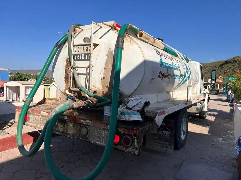 Pipas del Oomsapas en el panteón Jardines del Recuerdo. Foto: POSTA Baja California Sur.