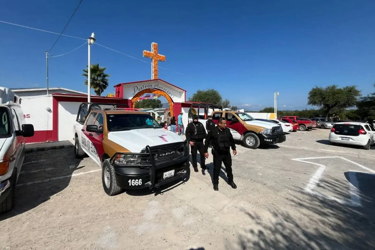 Veladoras encendidas, flores de cempasúchil y familias caminando entre lápidas para recordar a sus seres queridos. Foto: Guardia Nacional