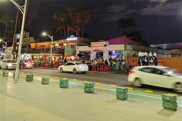 Un automóvil se sube a la banqueta en la cervecería La México en el malecón de La Paz y deja heridos