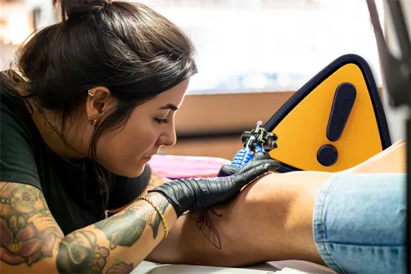Piden mejorar supervisión sanitaria en peluquerías, y estudios de tatuaje en Coahuila, ¿por que?