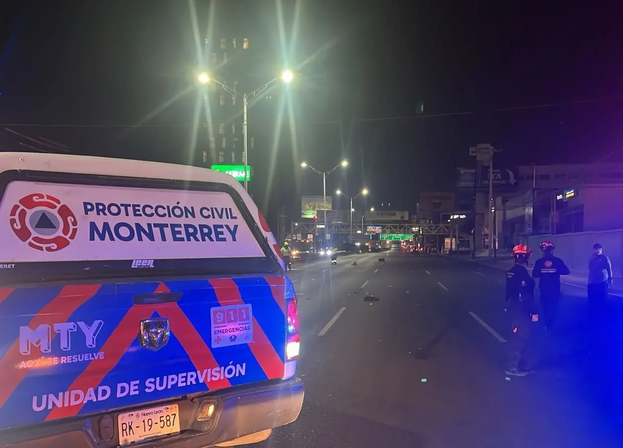 La línea de emergencia de Protección Civil Monterrey recibió el reporte de un accidente tipo atropello en la avenida Eugenio Garza Sada. Foto: Protección Civil de Monterrey.