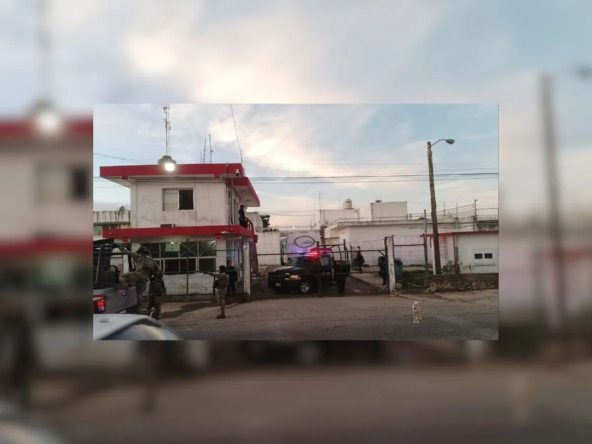 La madrugada de este lunes se realizó el traslado de 70 reos del del penal de Cancún al Cereso de Chetumal como parte de un operativo de estabilidad.- Fuente Quintana Roo ahora