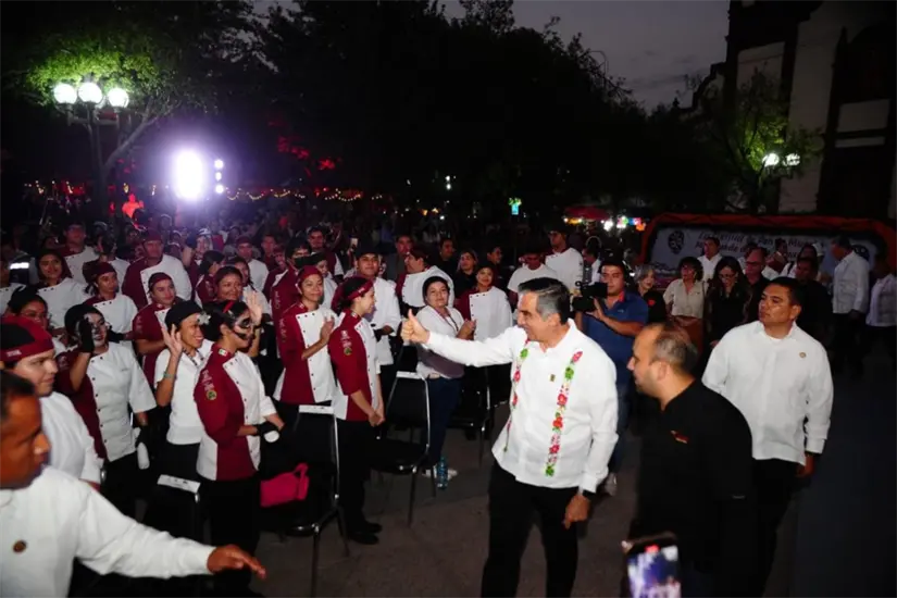 Estudiantes de Universidad Vizcaya de las América fueron los encargados de realizar la catrina más grande del estado | Foto: gobierno de Tamaulipas